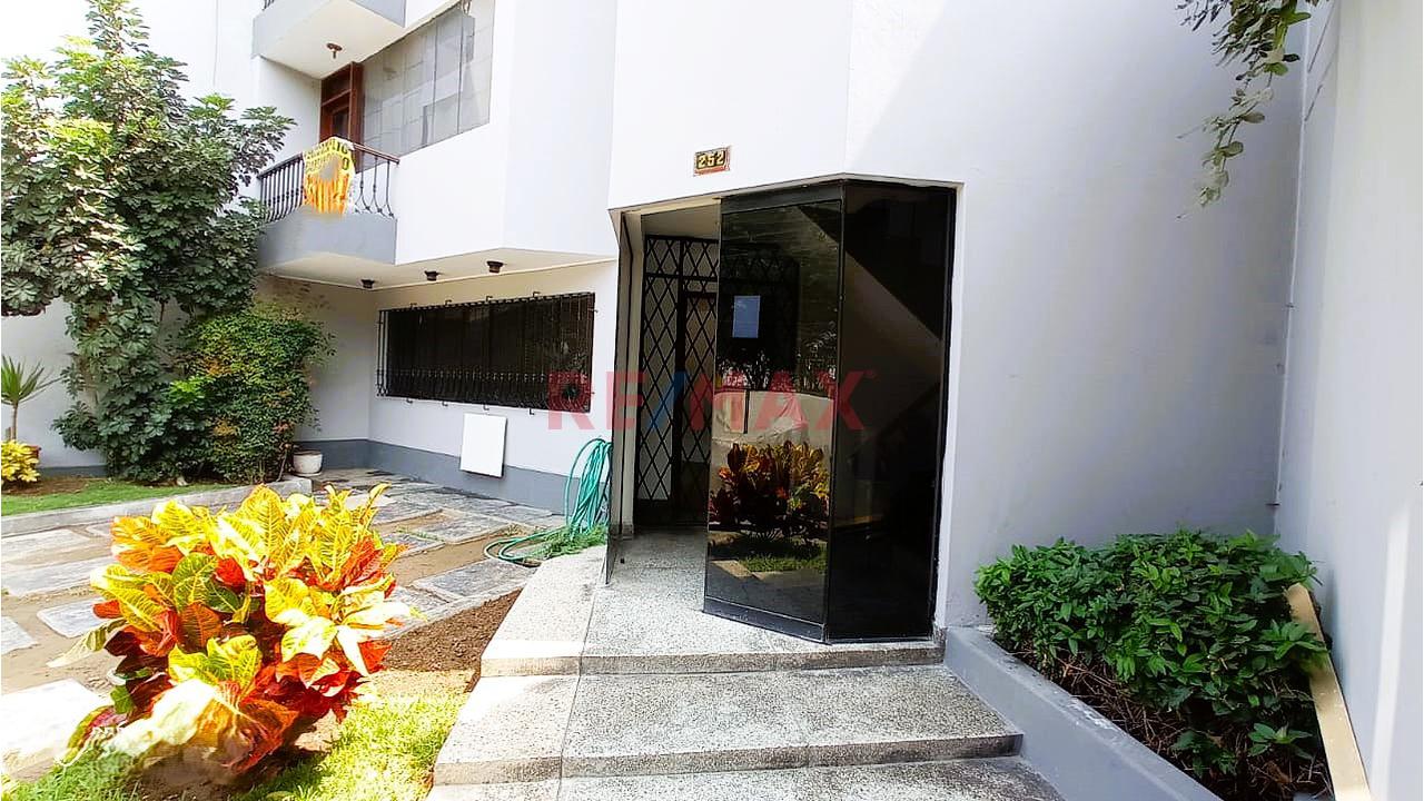 Alquiler De Departamento En Primer Piso Con Cochera  Y Dos Dormitorios