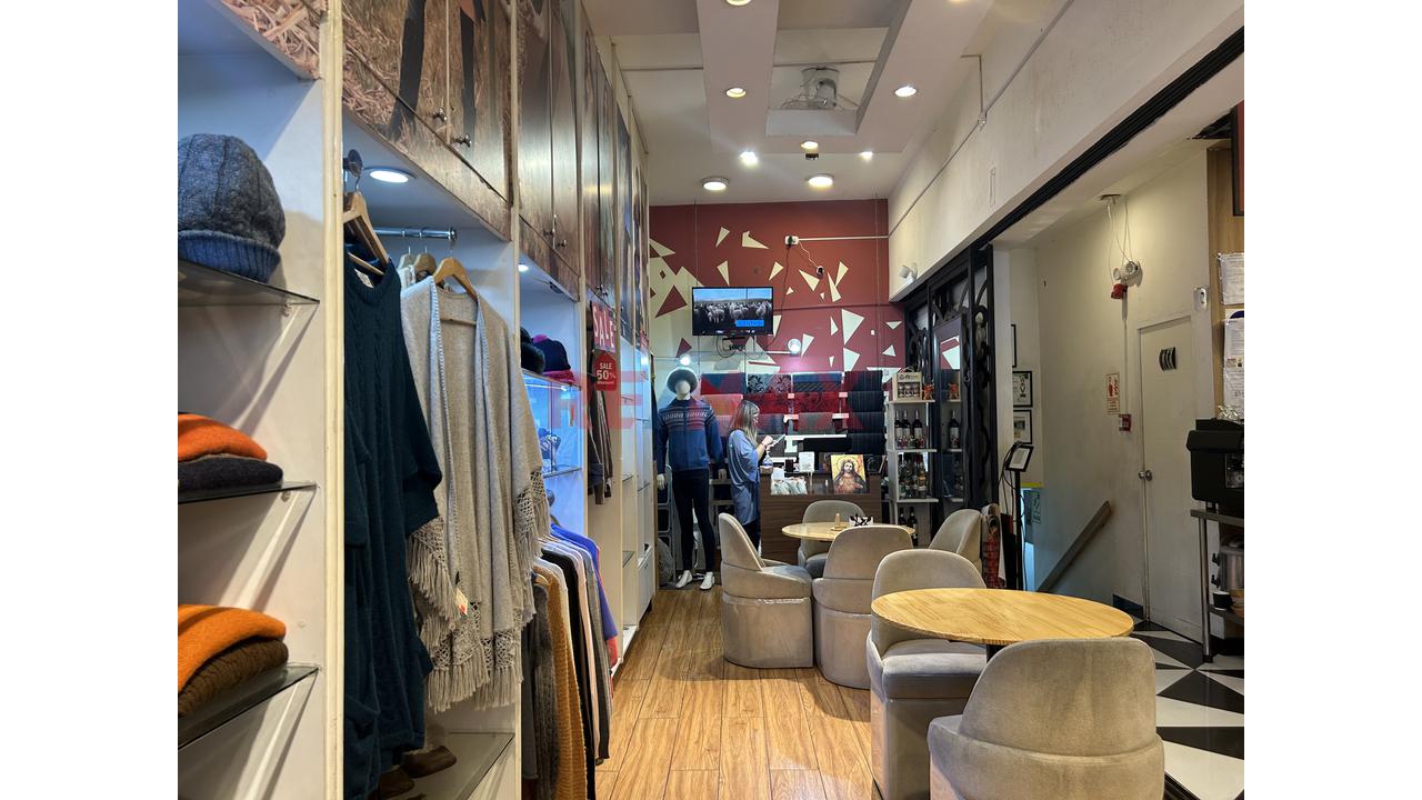 📍 **Se Alquila Local Comercial En Miraflores** - 11