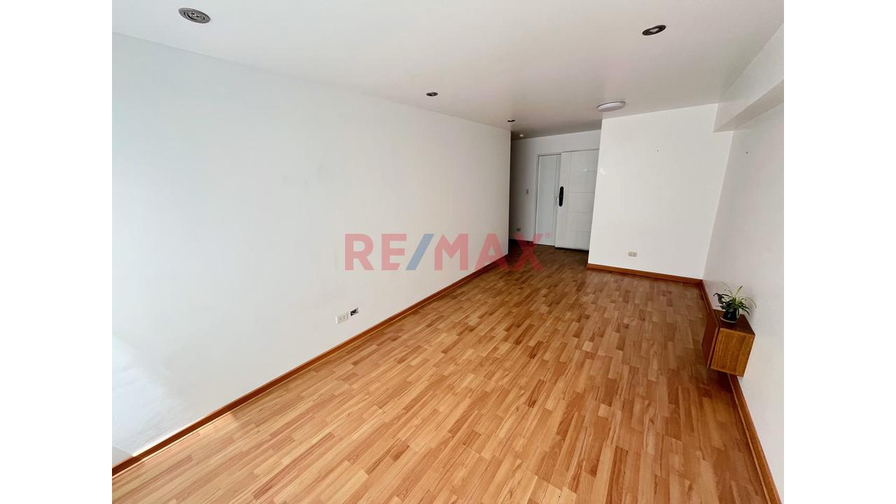 Alquila En Exclusiva Zona De Miraflores!..Departamento De 70M2 En 2Do Piso, Vista Interior + Cochera — foto 3