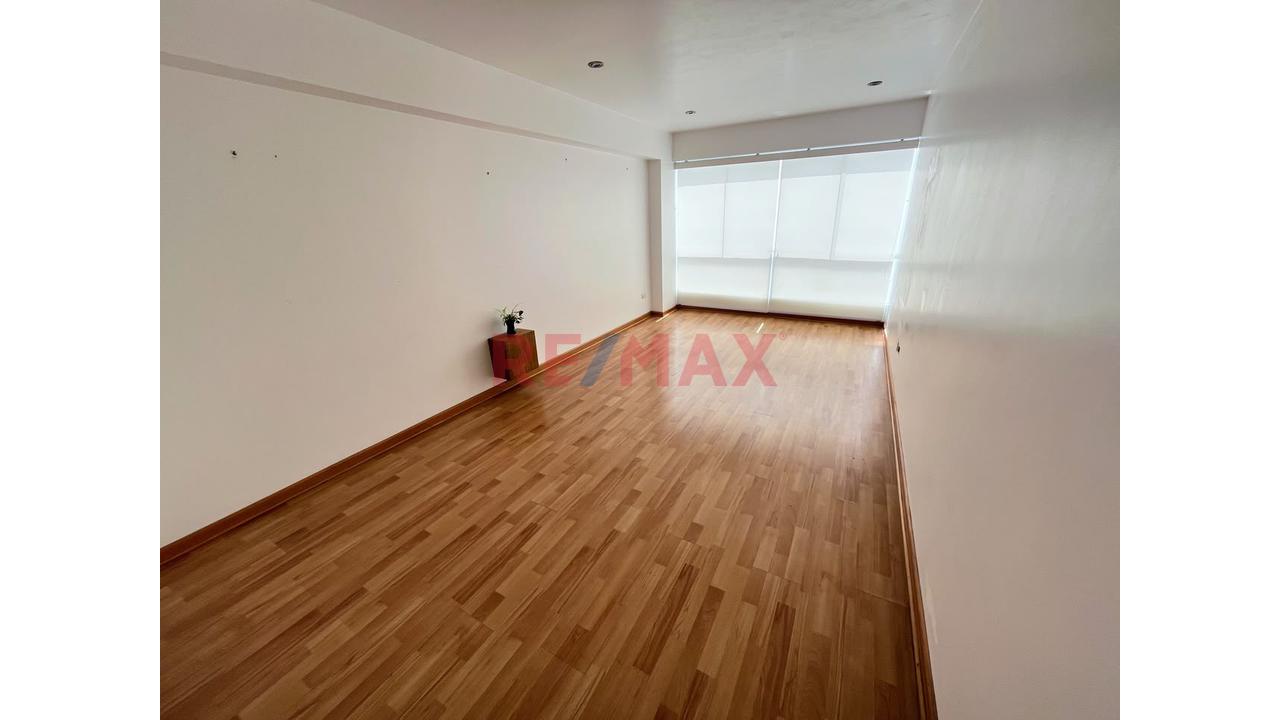 Alquila En Exclusiva Zona De Miraflores!..Departamento De 70M2 En 2Do Piso, Vista Interior + Cochera