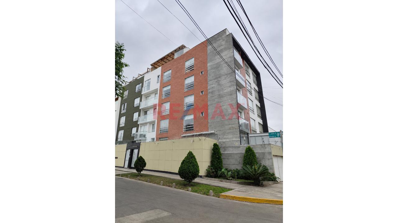 Departamento Amplio De 3 Habitaciones Y Cuarto De Servicio Con Cochera En 4To Piso Con Ascensor Directo