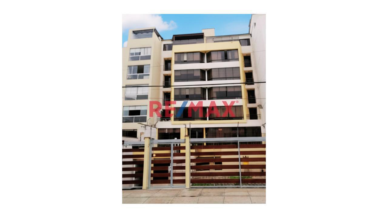 Venta Amplio Departamento En Chama, Surco - Primer Piso