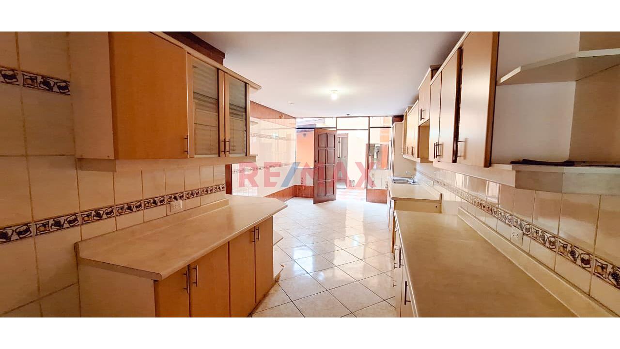 Casa En Alquiler En San Borja, 7 Dorm., Jardìn, Terraza Y 2 Cocheras — foto 10