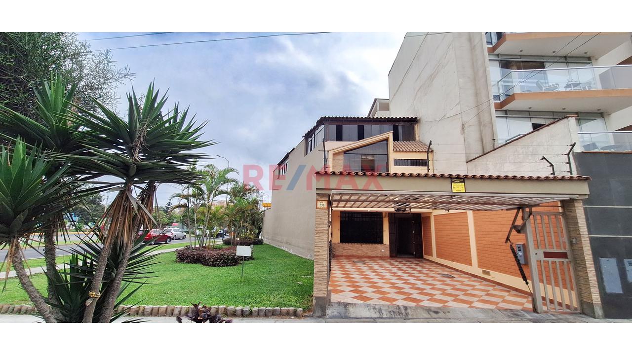 Casa En Alquiler En San Borja, 7 Dorm., Jardìn, Terraza Y 2 Cocheras
