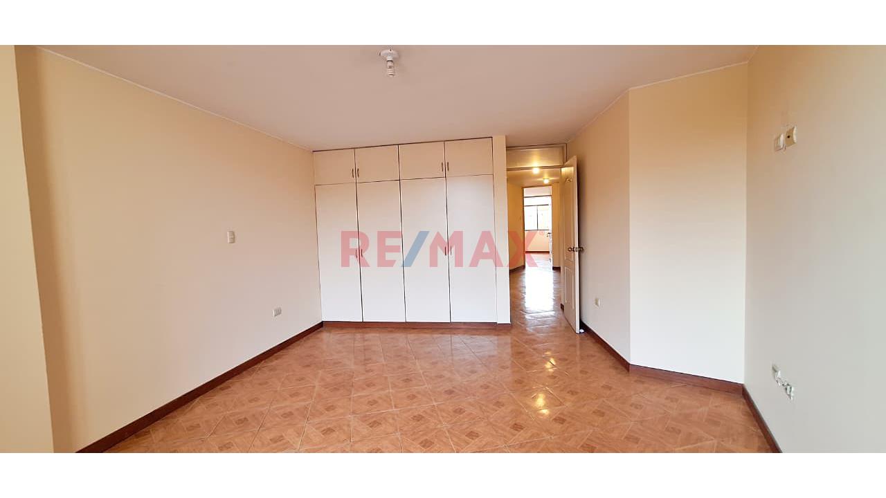 Casa En Alquiler En San Borja, 7 Dorm., Jardìn, Terraza Y 2 Cocheras — foto 12