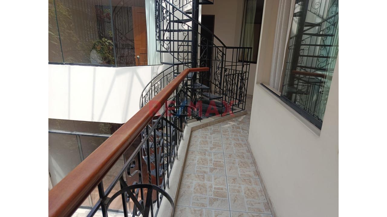 Vendo Casa Multifamiliar De 377 M² En Las Praderas De La Molina: 8 Dormitorios Y Vista Panorámica — foto 9