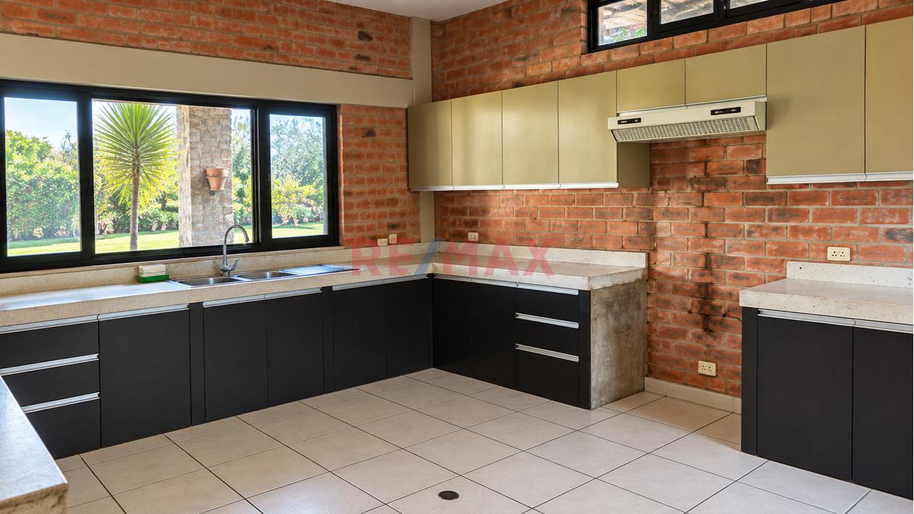 Se Vende Hermosa Casa De Campo De 3,000 M² Con Amplias Áreas Verdes — Alto Larán - 4