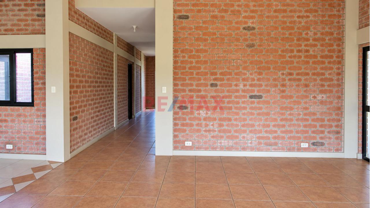 Se Vende Hermosa Casa De Campo De 3,000 M² Con Amplias Áreas Verdes — Alto Larán - 5