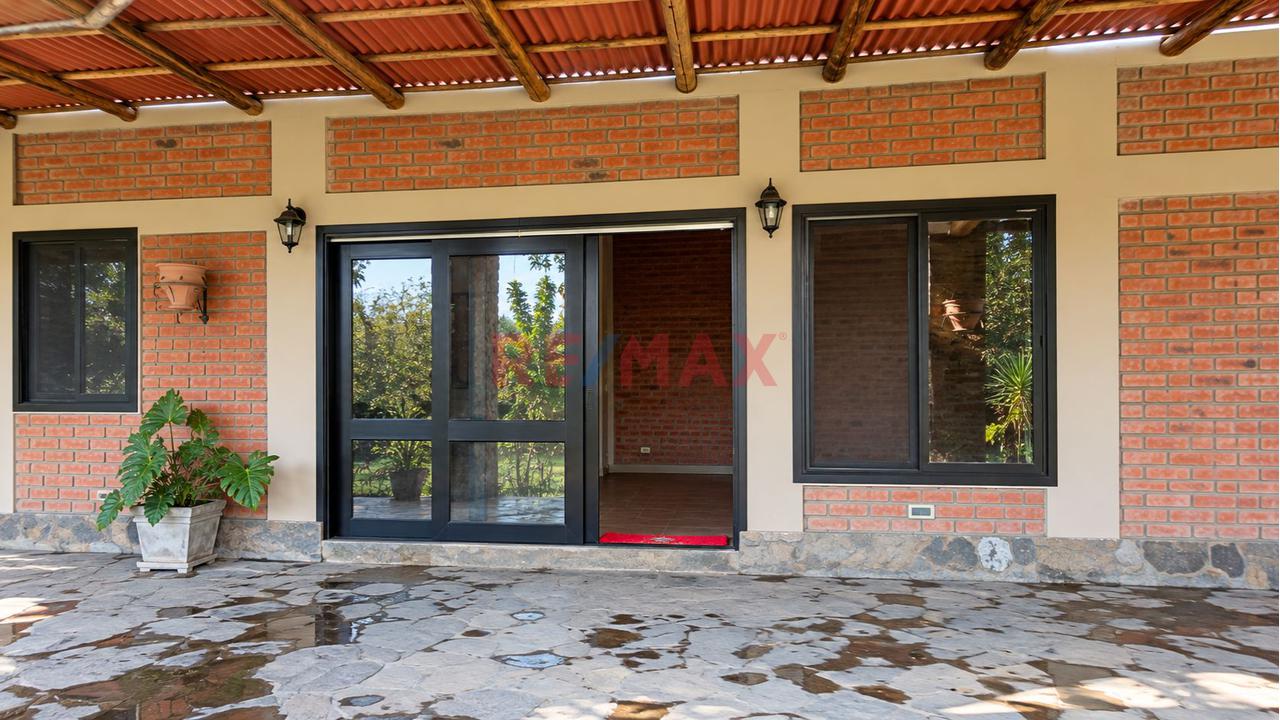 Se Vende Hermosa Casa De Campo De 3,000 M² Con Amplias Áreas Verdes — Alto Larán - 2