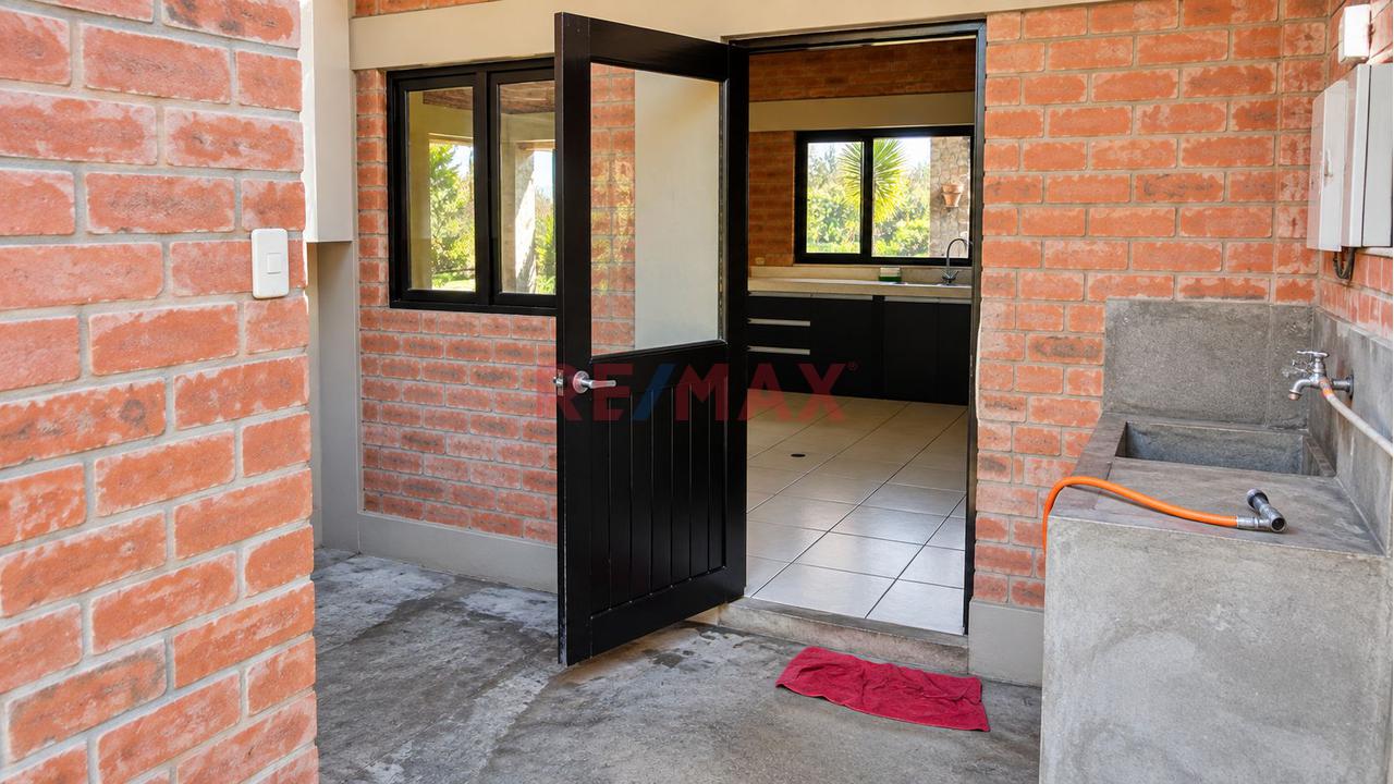 Se Vende Hermosa Casa De Campo De 3,000 M² Con Amplias Áreas Verdes — Alto Larán - 9