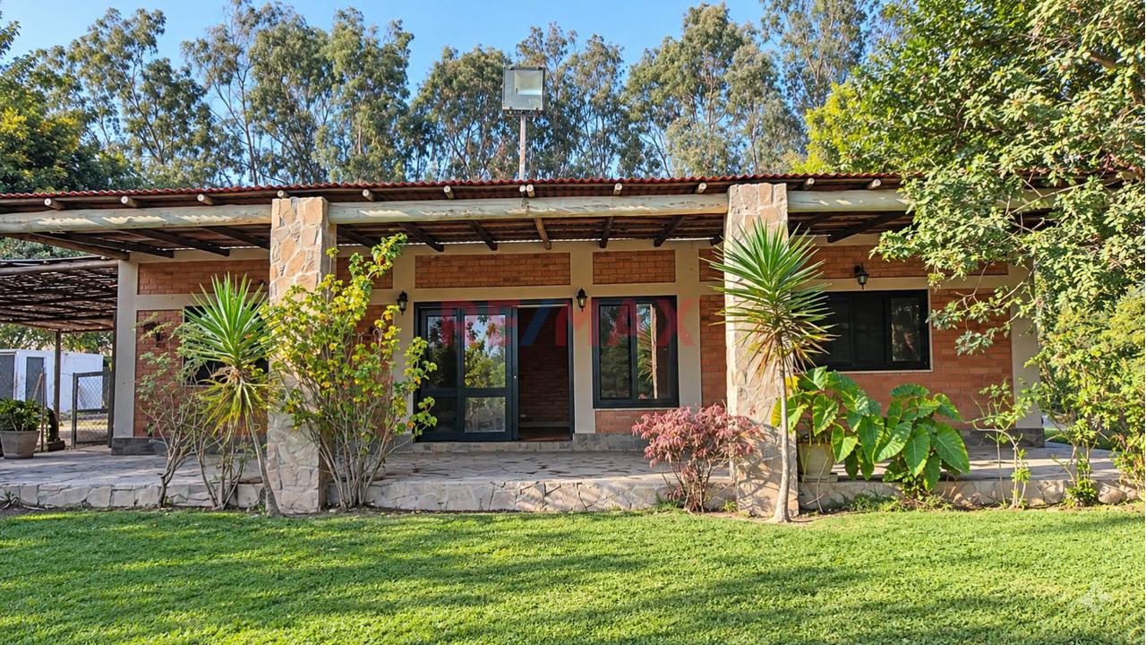 Se Vende Hermosa Casa De Campo De 3,000 M² Con Amplias Áreas Verdes — Alto Larán - 1