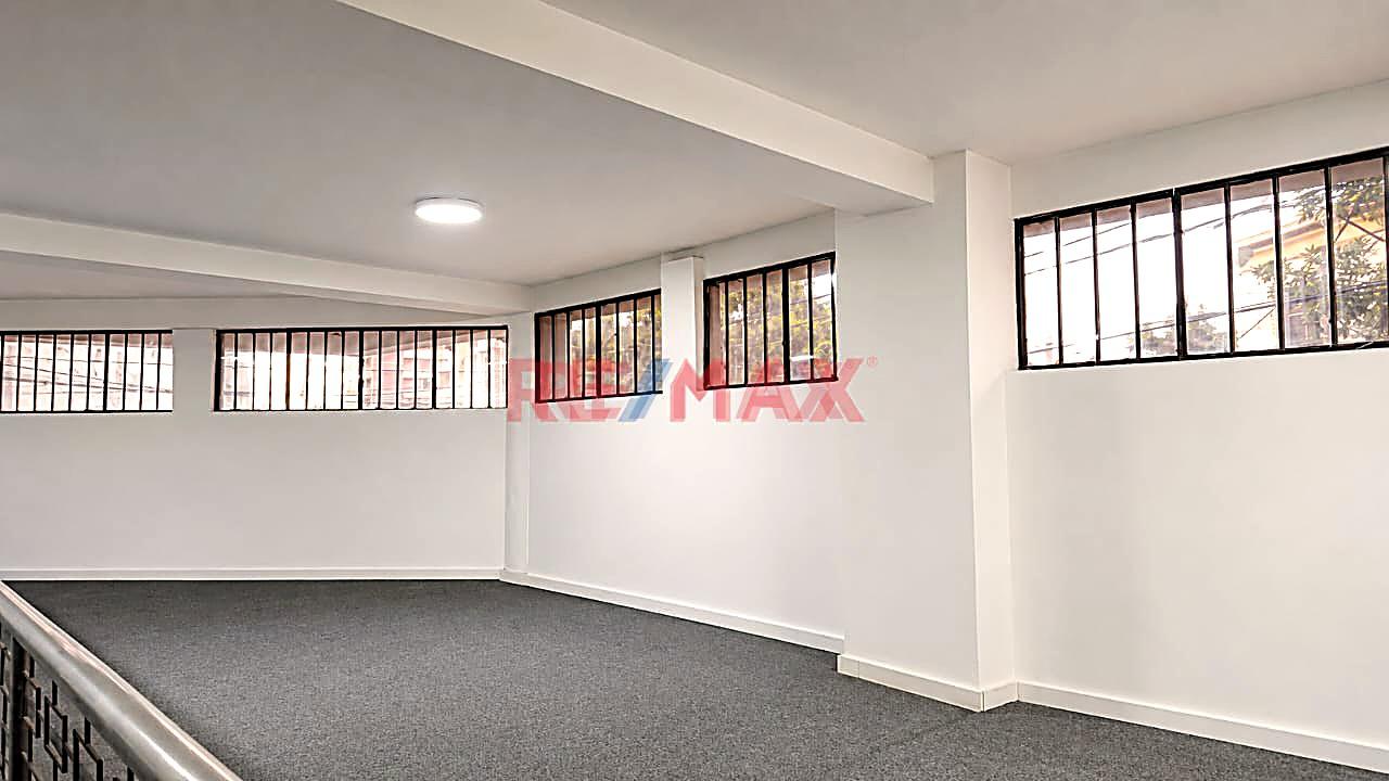 ✔✔Alquilo Oficinas En Avenida Sánchez Cerro En Piura👀📐90M2 - Primer Piso (15 M2) Y 2Do. Piso (75 M2)  ❗❕ 💰 $750.00  📍A Una Cuadra Del Puente Sanchez Cerro Zona De Alto Transito Peatonal Y Vehicu - 5