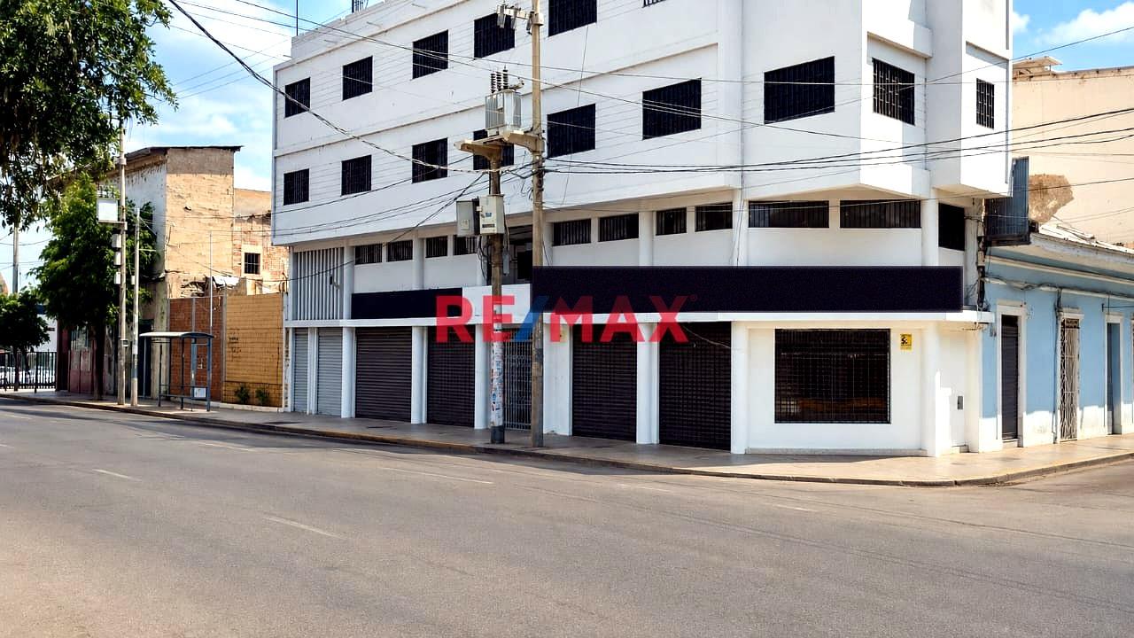 ✔✔Alquilo Oficinas En Avenida Sánchez Cerro En Piura👀📐90M2 - Primer Piso (15 M2) Y 2Do. Piso (75 M2)  ❗❕ 💰 $750.00  📍A Una Cuadra Del Puente Sanchez Cerro Zona De Alto Transito Peatonal Y Vehicu - 10