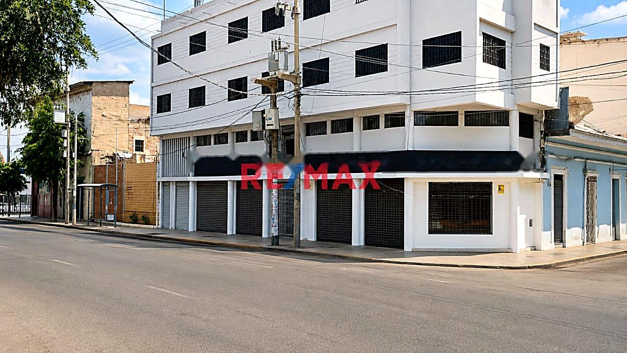 ✔✔Alquilo Oficinas En Avenida Sánchez Cerro En Piura👀📐90M2 - Primer Piso (15 M2) Y 2Do. Piso (75 M2)  ❗❕ 💰 $750.00  📍A Una Cuadra Del Puente Sanchez Cerro Zona De Alto Transito Peatonal Y Vehicu - 9