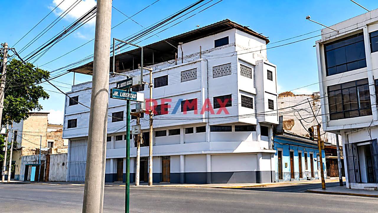 ✔✔Alquilo Oficinas En Avenida Sánchez Cerro En Piura👀📐90M2 - Primer Piso (15 M2) Y 2Do. Piso (75 M2) ❗❕ 💰 $750.00 📍A Una Cuadra Del Puente Sanchez Cerro Zona De Alto Transito Peatonal Y Vehicu - 1