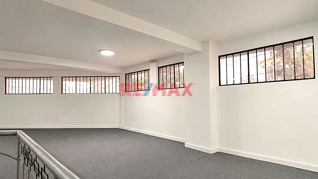 ✔✔Alquilo Oficinas En Avenida Sánchez Cerro En Piura👀📐90M2 - Primer Piso (15 M2) Y 2Do. Piso (75 M2)  ❗❕ 💰 $750.00  📍A Una Cuadra Del Puente Sanchez Cerro Zona De Alto Transito Peatonal Y Vehicu - 3