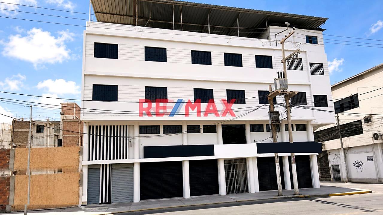 ✔✔Alquilo Oficinas En Avenida Sánchez Cerro En Piura👀📐90M2 - Primer Piso (15 M2) Y 2Do. Piso (75 M2)  ❗❕ 💰 $750.00  📍A Una Cuadra Del Puente Sanchez Cerro Zona De Alto Transito Peatonal Y Vehicu - 12