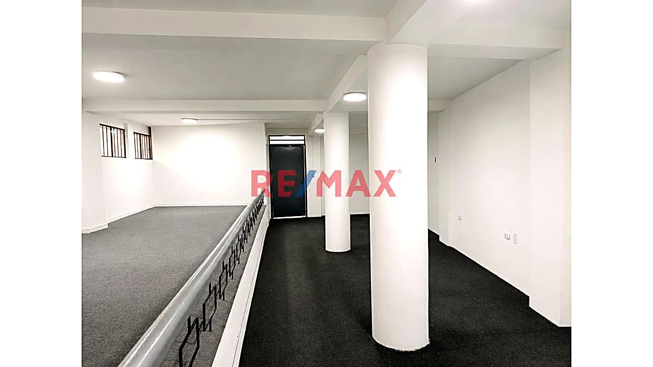 ✔✔Alquilo Oficinas En Avenida Sánchez Cerro En Piura👀📐90M2 - Primer Piso (15 M2) Y 2Do. Piso (75 M2)  ❗❕ 💰 $750.00  📍A Una Cuadra Del Puente Sanchez Cerro Zona De Alto Transito Peatonal Y Vehicu - 2