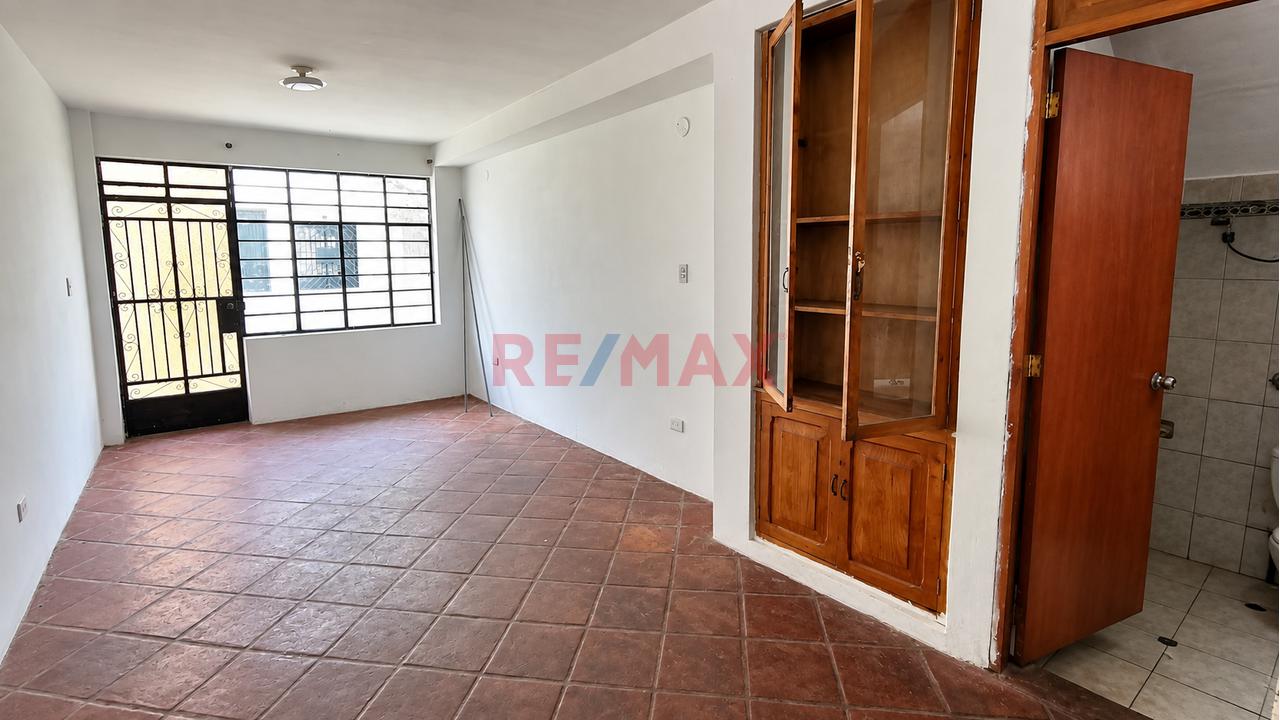🔥 Casa De 1 Piso En Venta Como Terreno – 200 M² | Cda 22 Av Las Flores, Sjl – Us$ 220,000 - 3