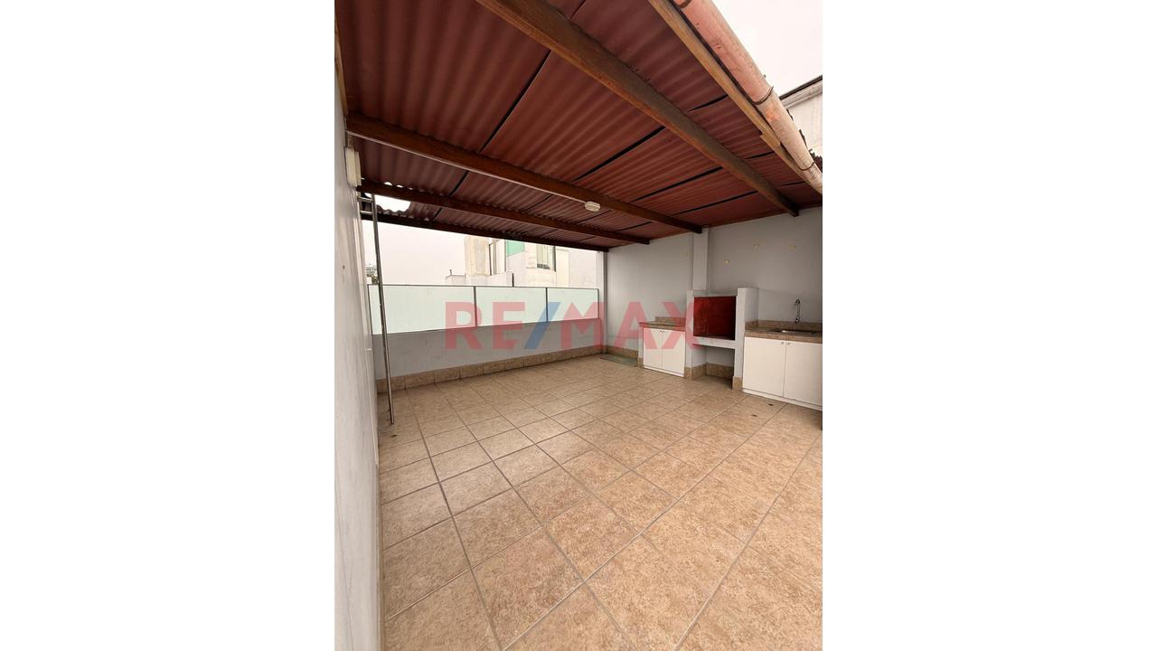 Venta De Hermoso Departamento De 2 Dormitorios Con Vista Exterior En Urb La Aurora – Miraflores — foto 11