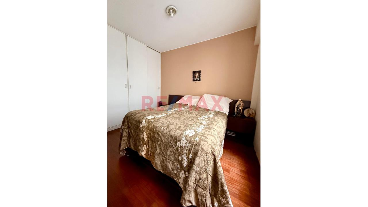 Venta De Hermoso Departamento De 2 Dormitorios Con Vista Exterior En Urb La Aurora – Miraflores — foto 8