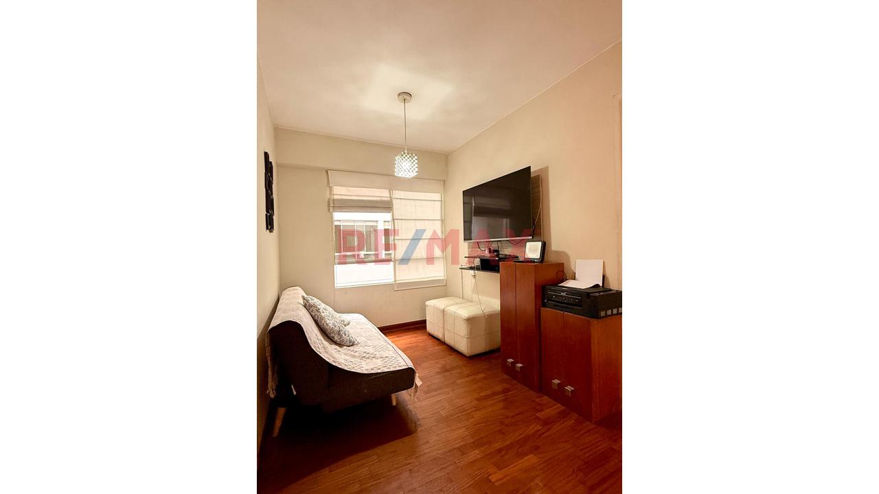 Venta De Hermoso Departamento De 2 Dormitorios Con Vista Exterior En Urb La Aurora – Miraflores — foto 7