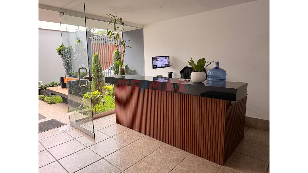 Venta De Hermoso Departamento De 2 Dormitorios Con Vista Exterior En Urb La Aurora – Miraflores — foto 12