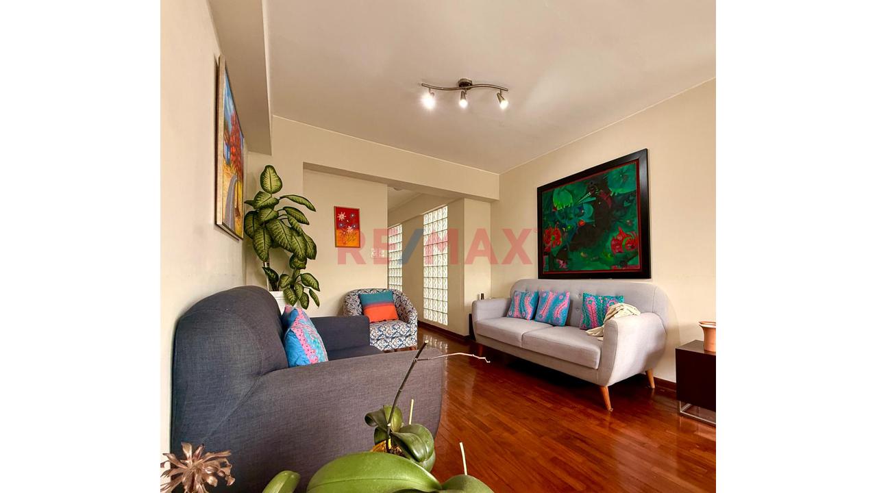 Venta De Hermoso Departamento De 2 Dormitorios Con Vista Exterior En Urb La Aurora – Miraflores