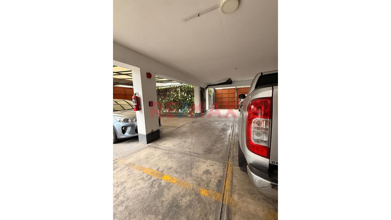 Venta De Hermoso Departamento De 2 Dormitorios Con Vista Exterior En Urb La Aurora – Miraflores — foto 13
