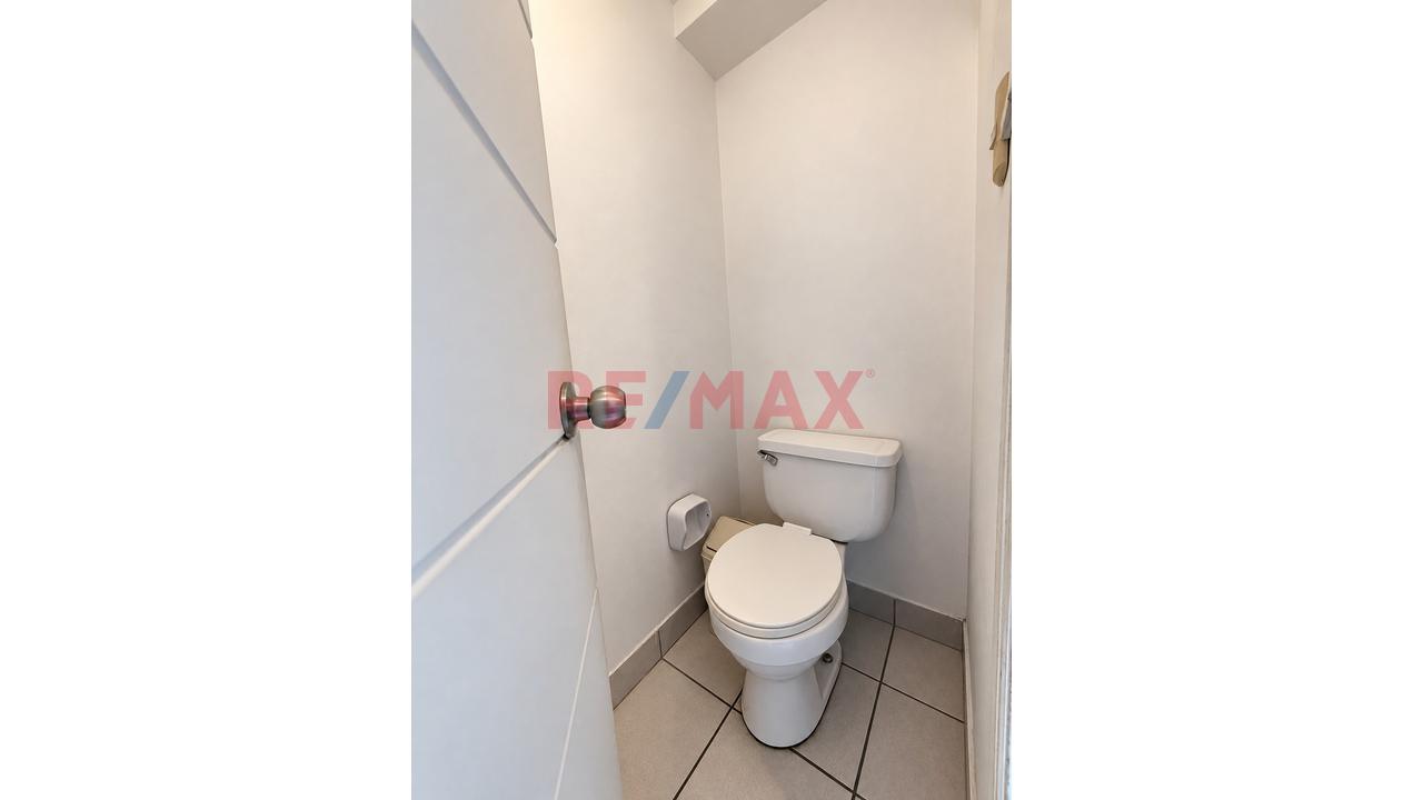 Venta De Hermoso Departamento De 2 Dormitorios Con Vista Exterior En Urb La Aurora – Miraflores — foto 6