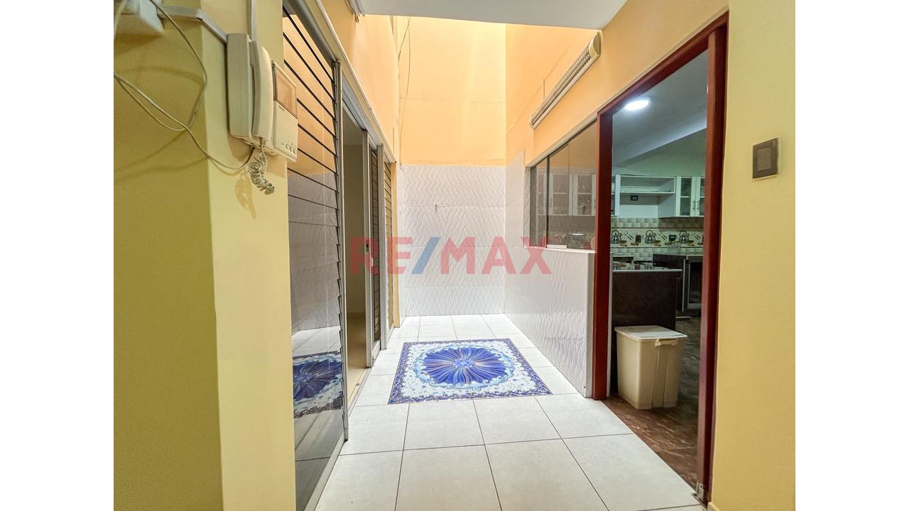 Oportunidad De Inversión Casa De 3 Pisos Con Mas De 12 Habitaciones En Urb Condevilla — foto 4