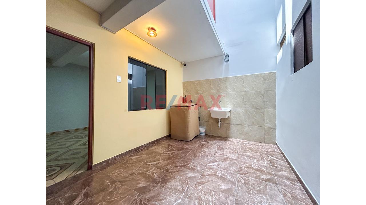 Oportunidad De Inversión Casa De 3 Pisos Con Mas De 12 Habitaciones En Urb Condevilla — foto 9