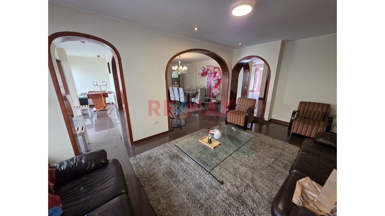 Amplia Casa Frente A Parque En Surco | Ideal Para Familias O Proyecto Inmobiliario — foto 11