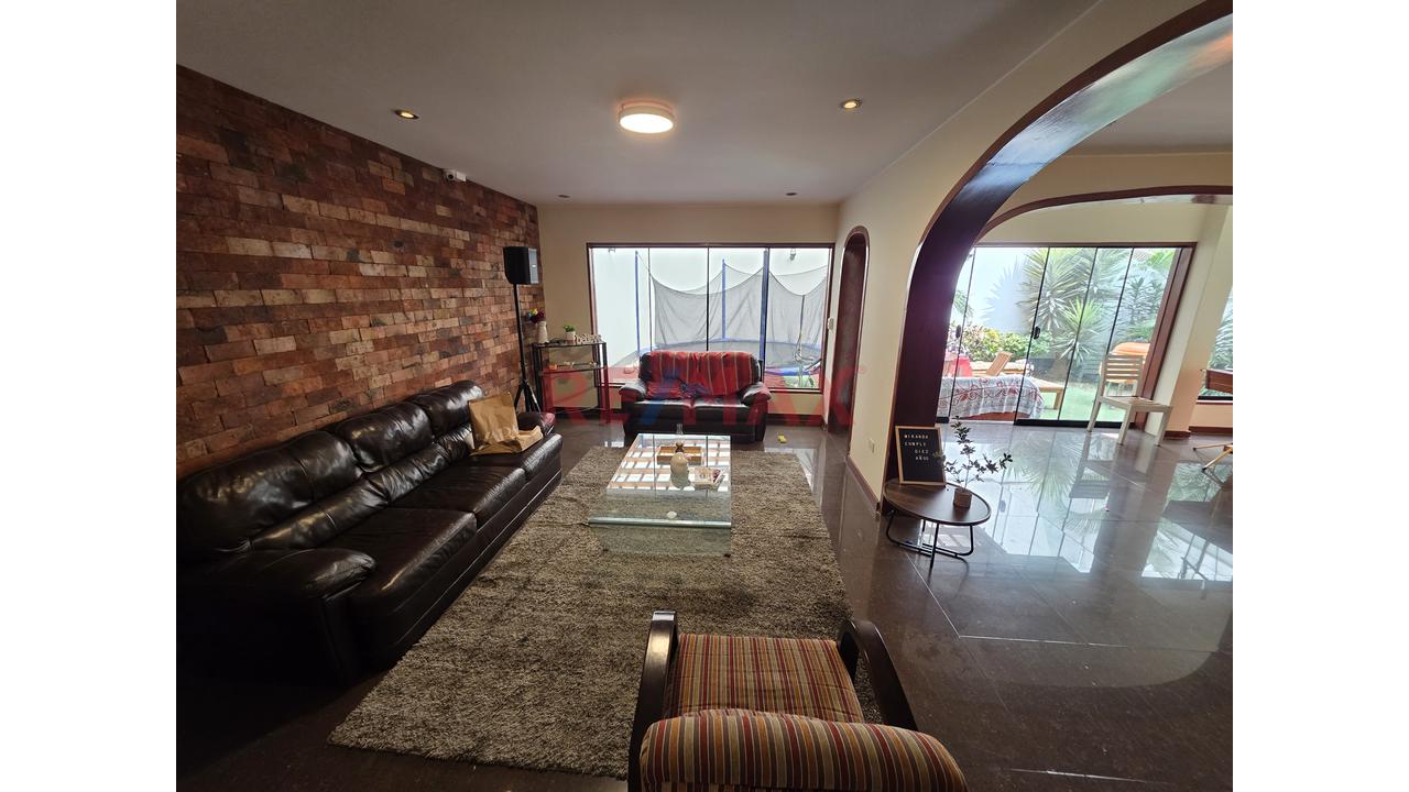 Amplia Casa Frente A Parque En Surco | Ideal Para Familias O Proyecto Inmobiliario — foto 8