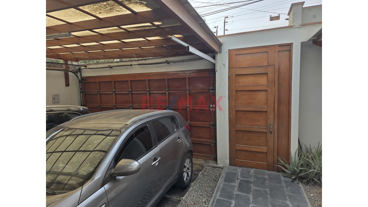 Amplia Casa Frente A Parque En Surco | Ideal Para Familias O Proyecto Inmobiliario — foto 2