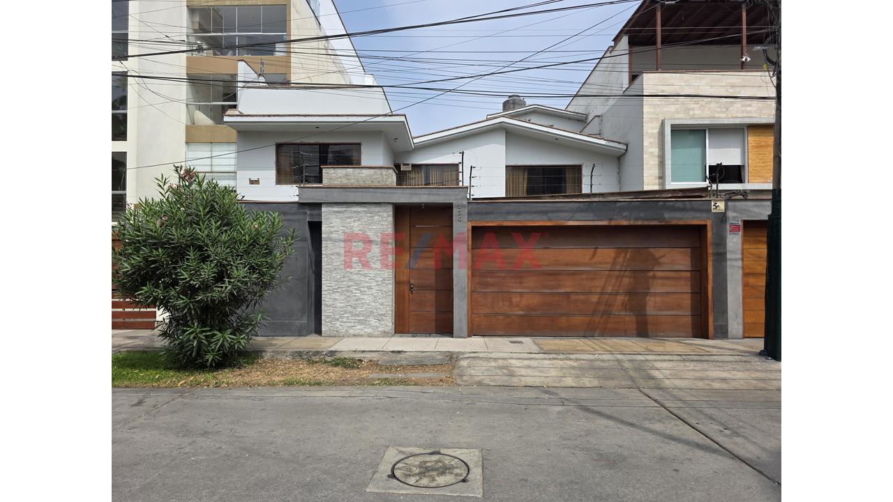 Amplia Casa Frente A Parque En Surco | Ideal Para Familias O Proyecto Inmobiliario