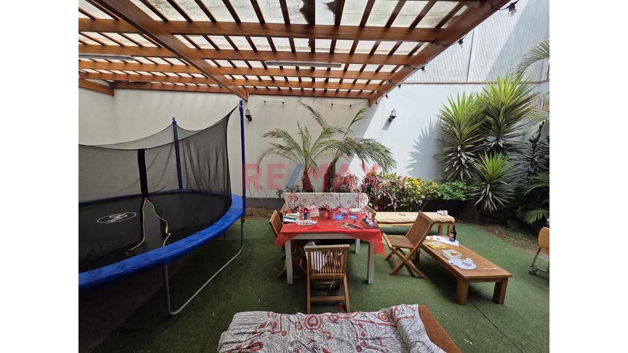 Amplia Casa Frente A Parque En Surco | Ideal Para Familias O Proyecto Inmobiliario — foto 13