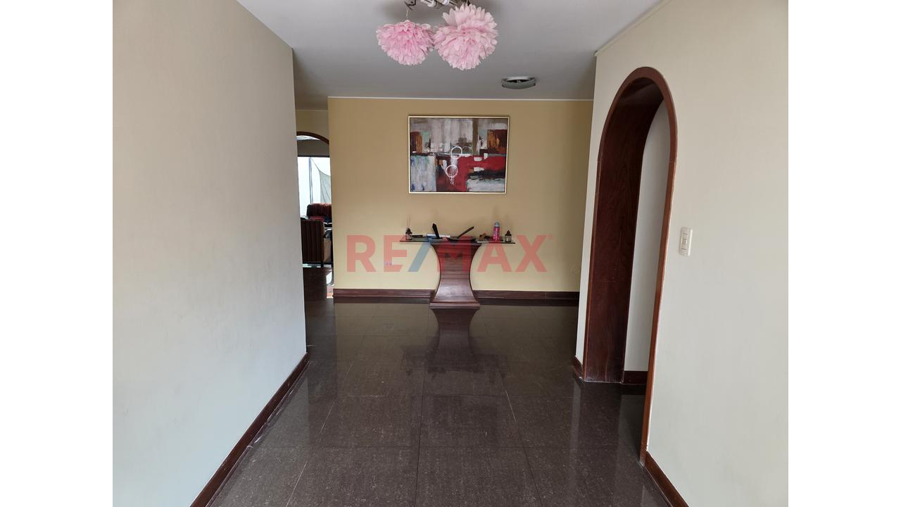 Amplia Casa Frente A Parque En Surco | Ideal Para Familias O Proyecto Inmobiliario — foto 3