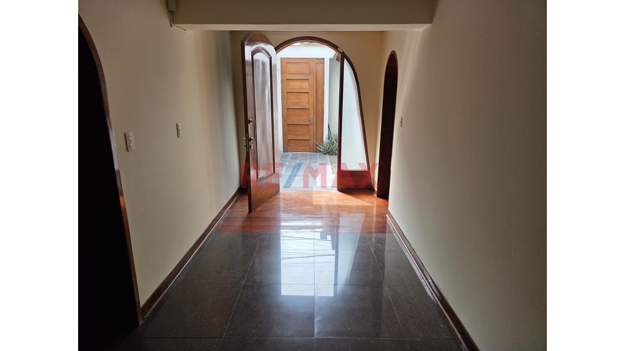 Amplia Casa Frente A Parque En Surco | Ideal Para Familias O Proyecto Inmobiliario — foto 4