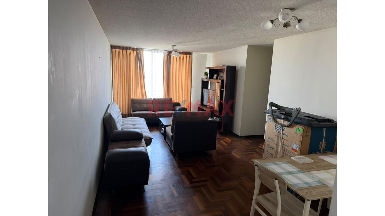 Vendo Y Amplio Departamento Con Balcón Y Estudio: Listo Para Mudarse En Chorrillos - 2