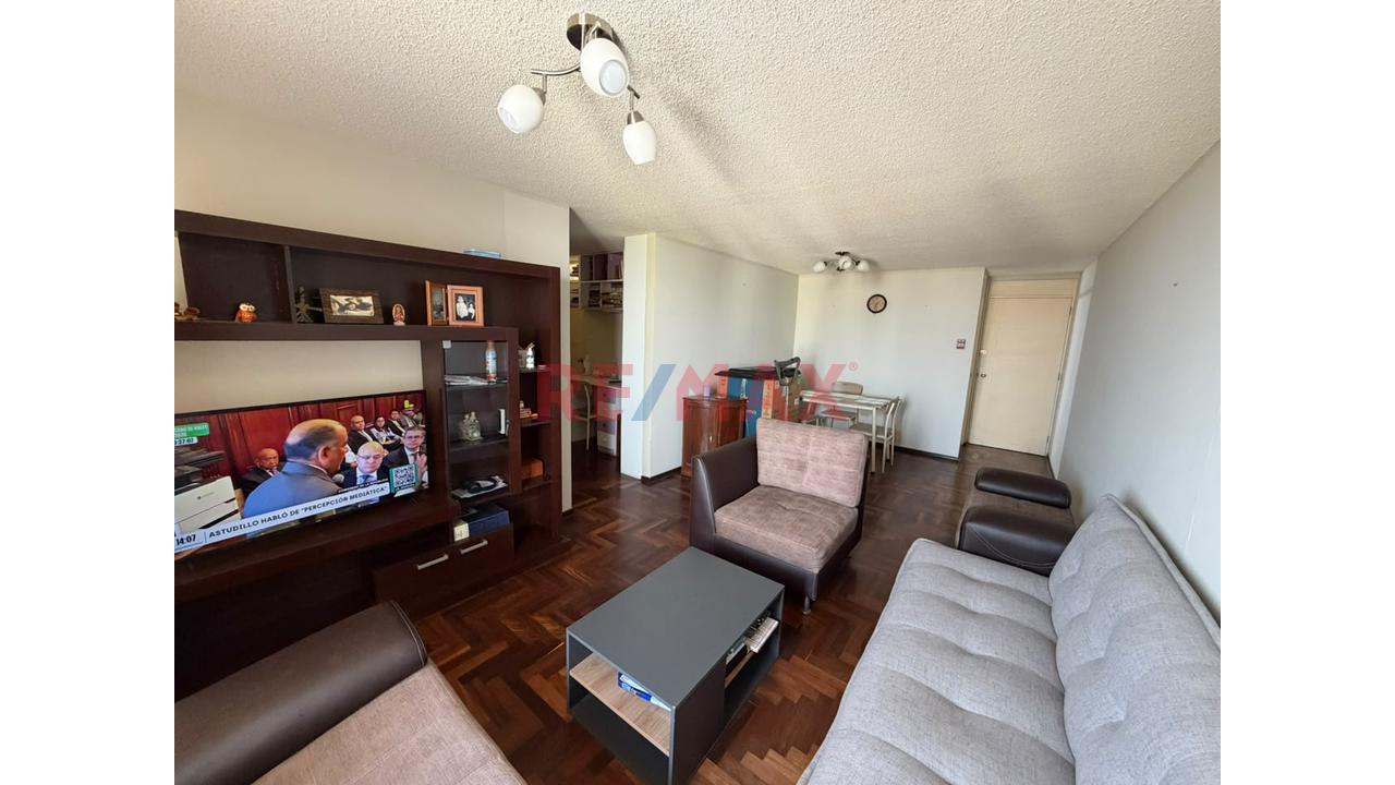 Vendo Y Amplio Departamento Con Balcón Y Estudio: Listo Para Mudarse En Chorrillos - 1