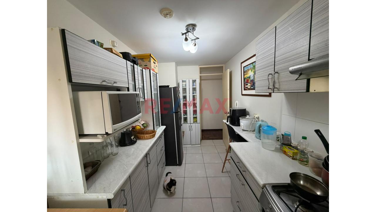 Vendo Y Amplio Departamento Con Balcón Y Estudio: Listo Para Mudarse En Chorrillos - 3
