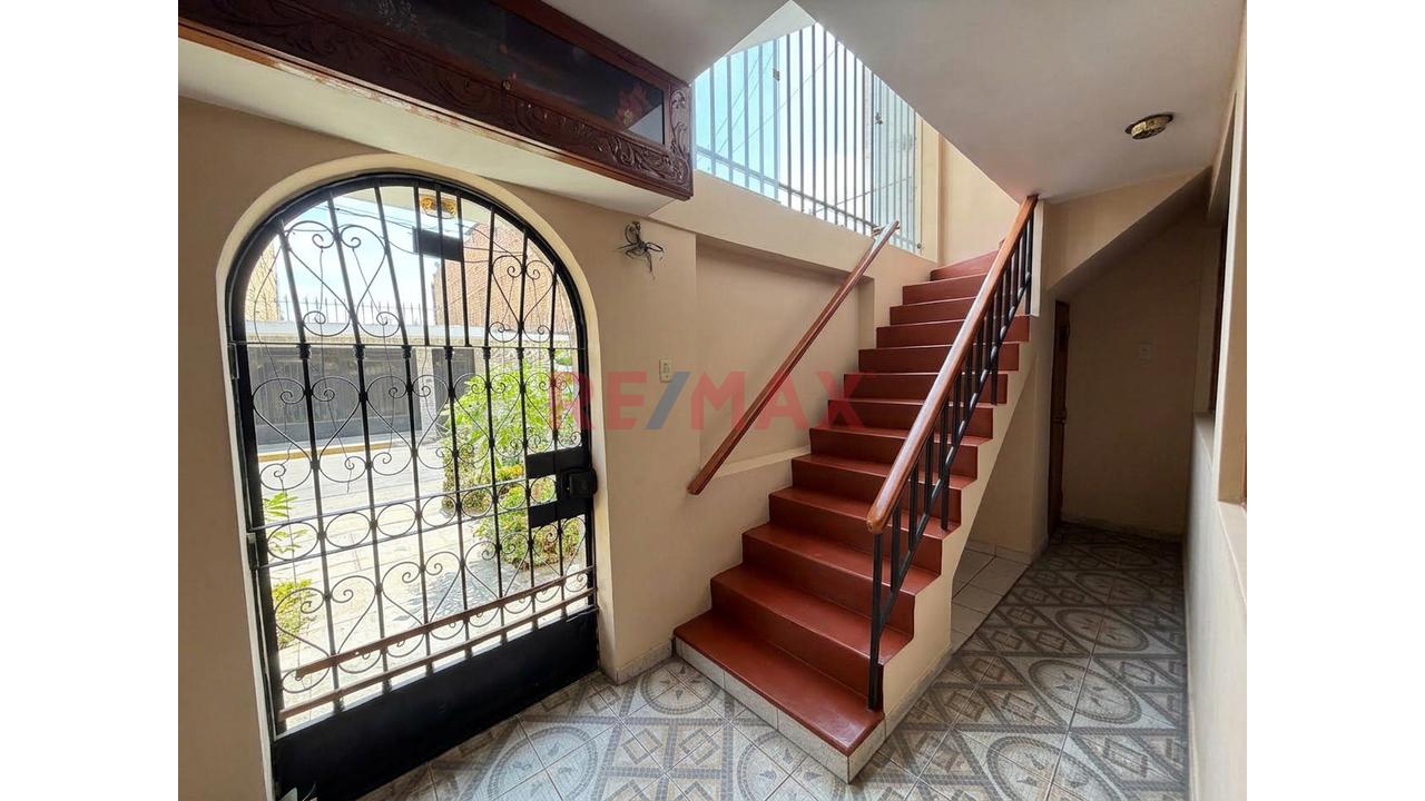 🏡 ¡Amplia Casa De 4 Pisos En Urb. Los Jazmines – Callao! - 2