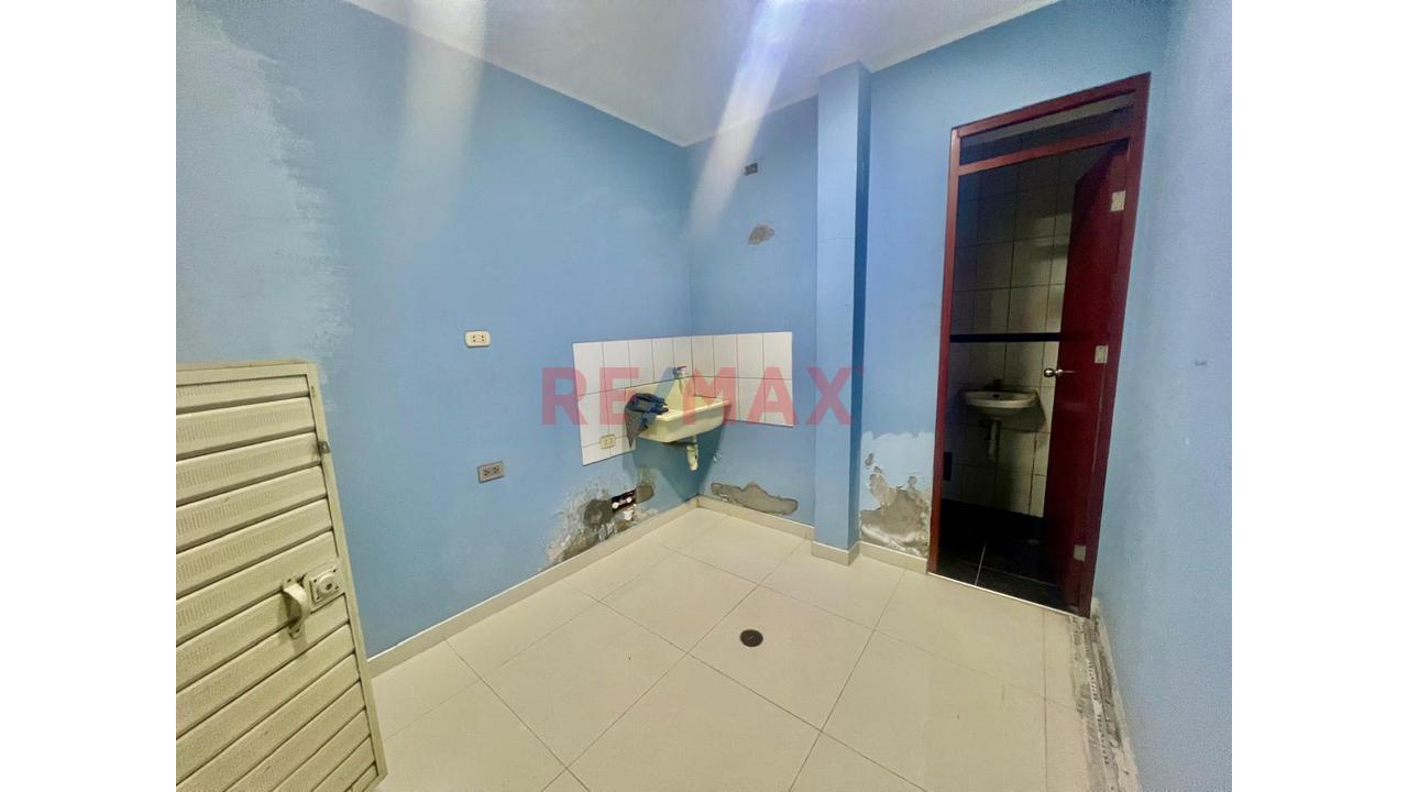 Alquilo Local Comercial De 60 M² En Av. San Martín (Sjl): Gran Visibilidad Y Alto Tránsito Para Su Negocio — foto 5