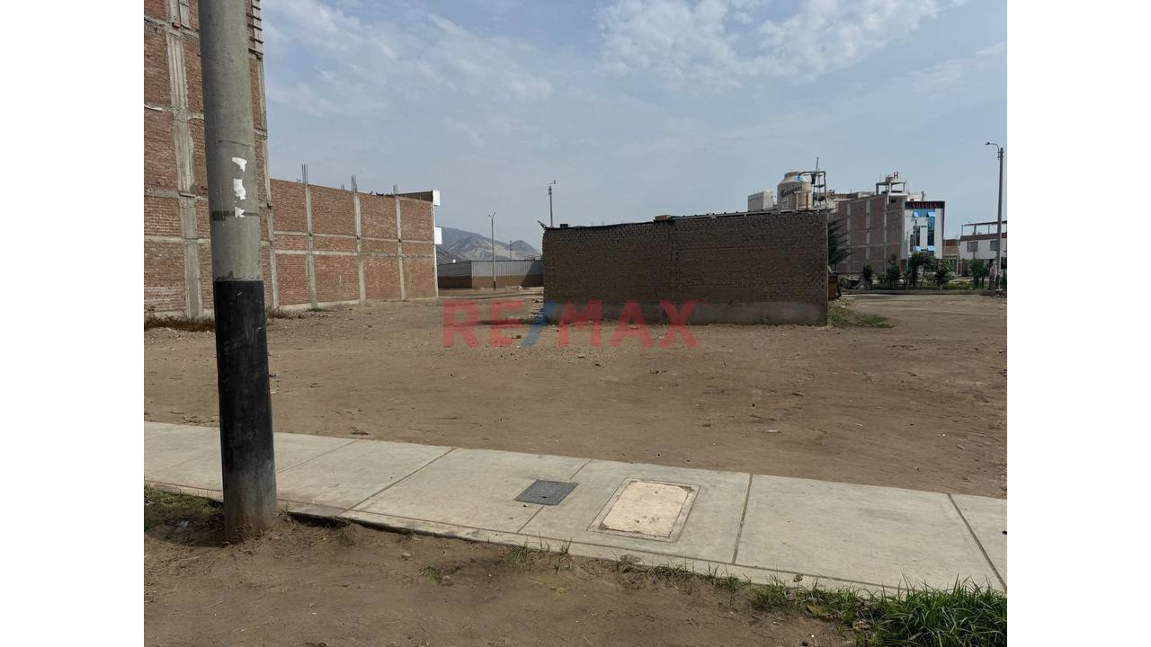 Venta De Terreno En Urb. El Prisma - 2