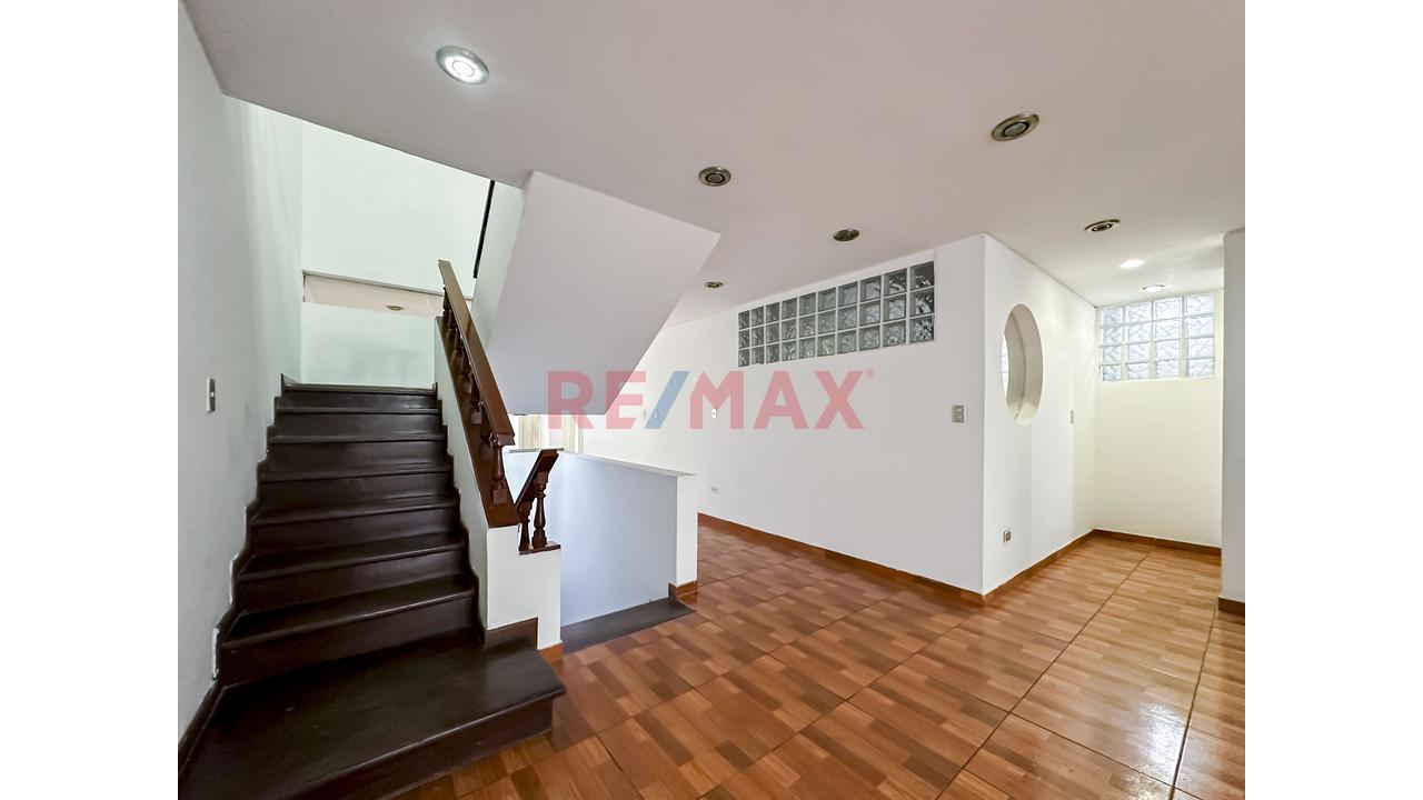 Se Vende Casa Con Dpto                                   San Borja En Urb. Javier Prado                      Casa De 2 Pisos Más Semi-Sótano Y Dpto. En 3Er Piso - 6