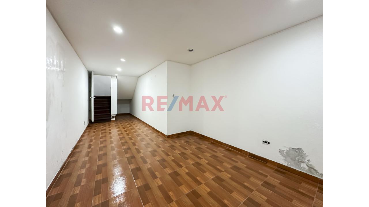 Se Vende Casa Con Dpto                                   San Borja En Urb. Javier Prado                      Casa De 2 Pisos Más Semi-Sótano Y Dpto. En 3Er Piso - 10