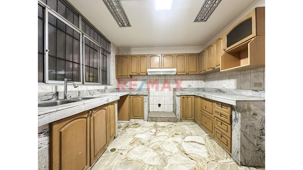 Se Vende Casa Con Dpto                                   San Borja En Urb. Javier Prado                      Casa De 2 Pisos Más Semi-Sótano Y Dpto. En 3Er Piso - 21