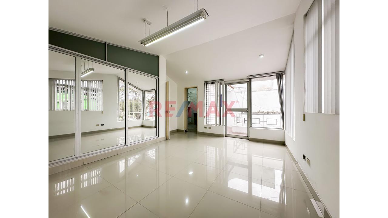 Se Vende Casa Con Dpto                                   San Borja En Urb. Javier Prado                      Casa De 2 Pisos Más Semi-Sótano Y Dpto. En 3Er Piso - 14