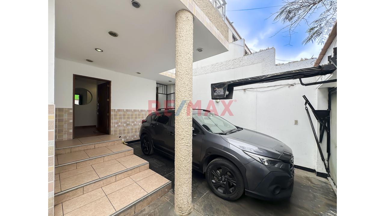 Se Vende Casa Con Dpto                                   San Borja En Urb. Javier Prado                      Casa De 2 Pisos Más Semi-Sótano Y Dpto. En 3Er Piso - 3